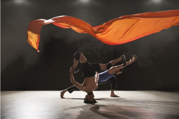 Material Men | Shobana Jeyasingh Dance | Photo: Chris Nash Material Men | Shobana Jeyasingh Dance | Photo: Chris Nash