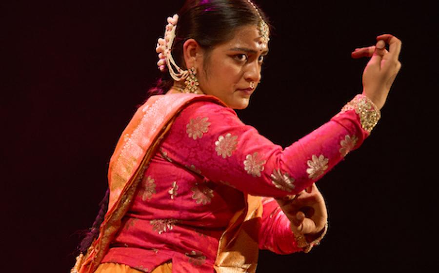 Divya Sharma – Manch Pravesh